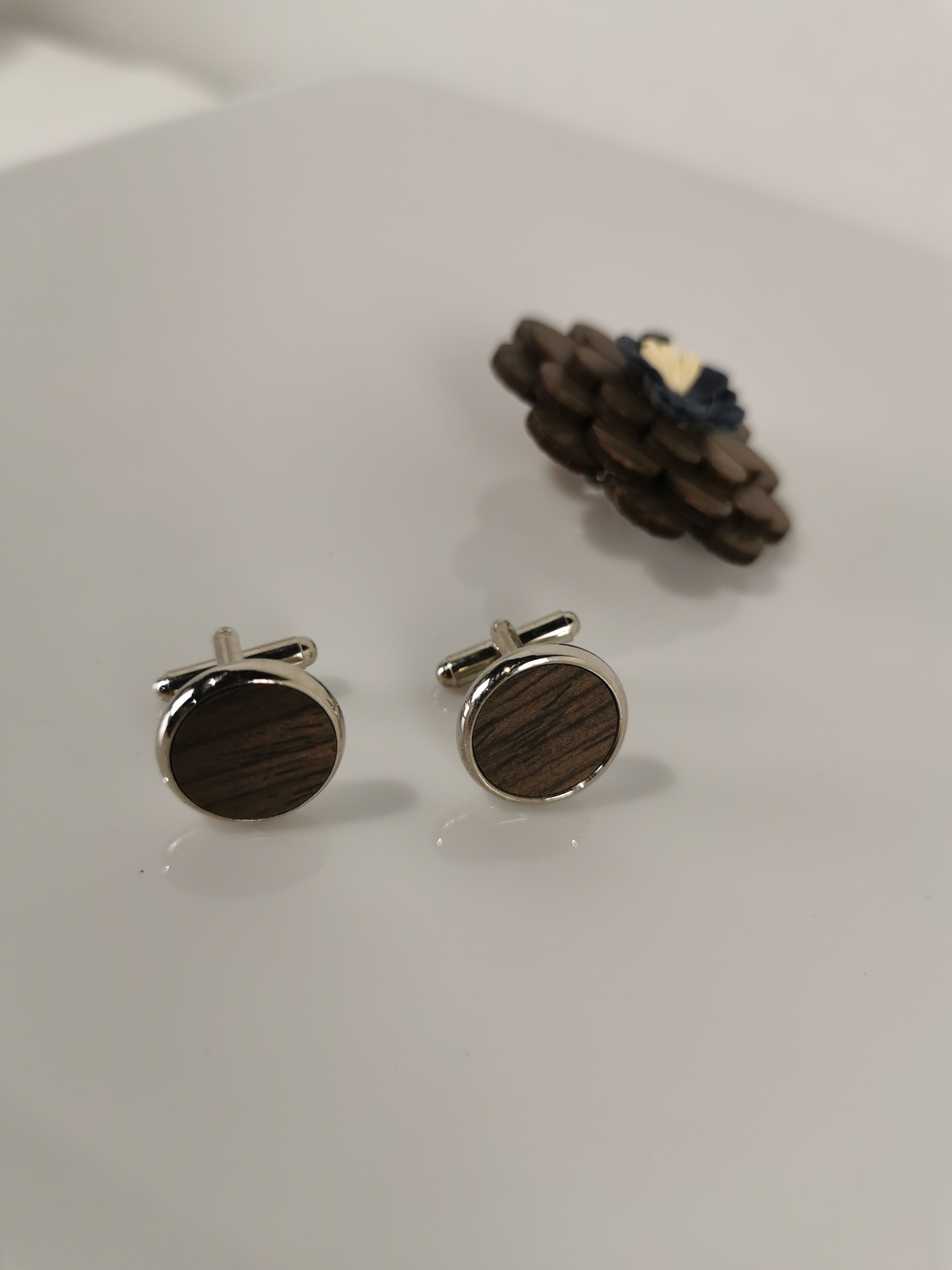 Broche-Pin's fleur en bois et boutons de manchettes  Bon état - Vue 3 - 